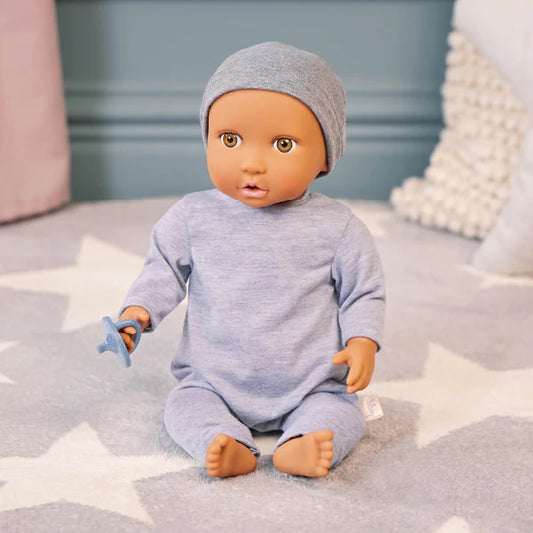 Muñeca con buzo y gorro LullaBaby