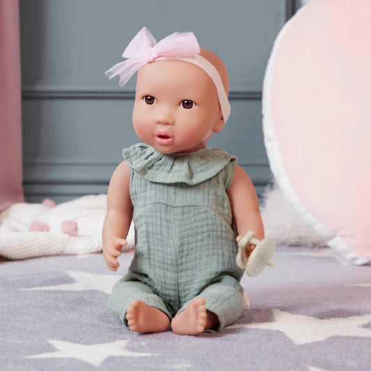 Muñeca con jumper verde y cintillo LullaBaby