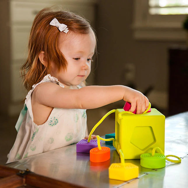 Cubo Encaje de Silicona Oombee Cube FatBrain Toys