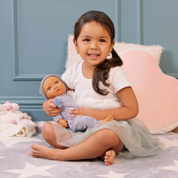 Muñeca con buzo y gorro LullaBaby