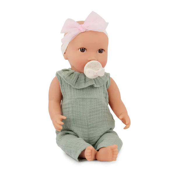 Muñeca con jumper verde y cintillo LullaBaby