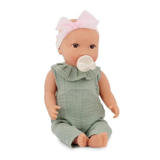 Muñeca con jumper verde y cintillo LullaBaby