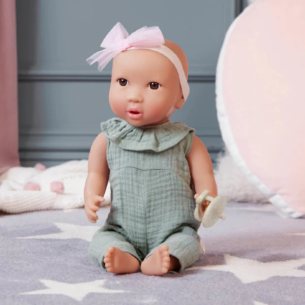 Muñeca con jumper verde y cintillo LullaBaby
