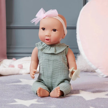 Muñeca con jumper verde y cintillo LullaBaby