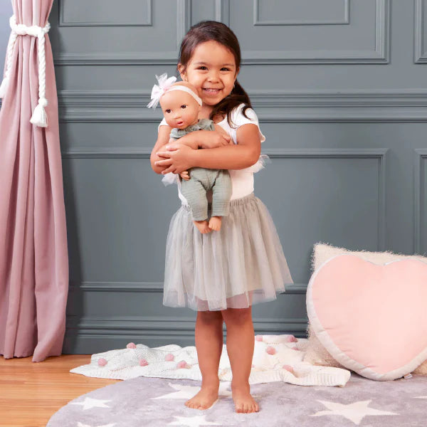 Muñeca con jumper verde y cintillo LullaBaby