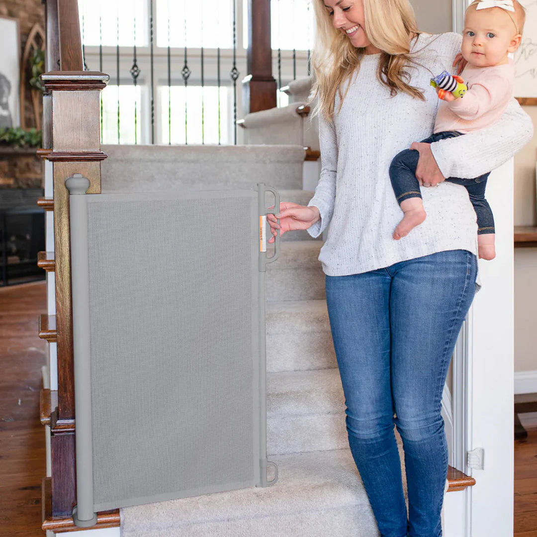 Puerta retráctil de seguridad para bebés Momcozy